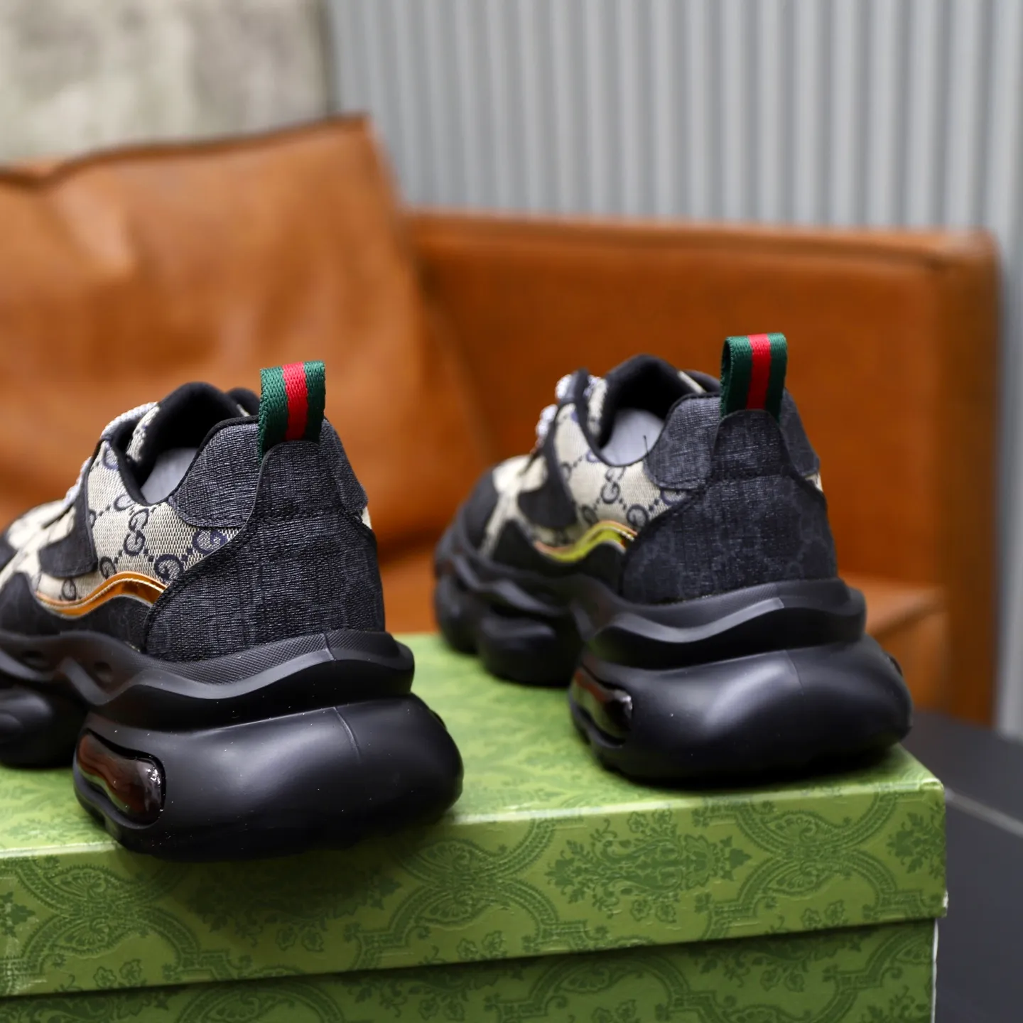 Ex-factory price: 462💰🙅‍♂️🙅‍♂️🙅‍♂️ Brand: Gucci GUCCi Standard code: 38-44 (45 customized) Grade: Same as the official website Material: Original cowhide material spliced with brand cloth Comfortable and breathable lining Lightweight and wear-resistant sports outsole Style category: Men's fashion casual shoes Running sports shoes Distinguished luxury brand elements Top luxury color: actual picture color